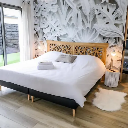 Au Domaine Des Anges Gites Avec Jacuzzi Privatif Dans La Chambre Bain-de-Bretagne Exterior photo
