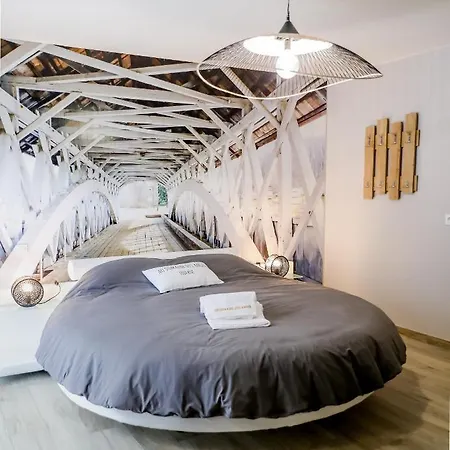 Au Domaine Des Anges Gites Avec Jacuzzi Privatif Dans La Chambre Bain-de-Bretagne Exterior photo
