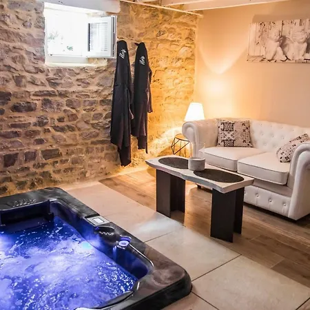 Au Domaine Des Anges Gites Avec Jacuzzi Privatif Dans La Chambre Bain-de-Bretagne Exterior photo