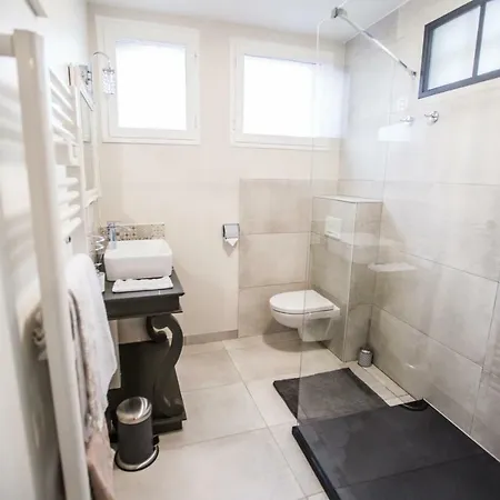 Au Domaine Des Anges Gites Avec Jacuzzi Privatif Dans La Chambre Bain-de-Bretagne Exterior photo